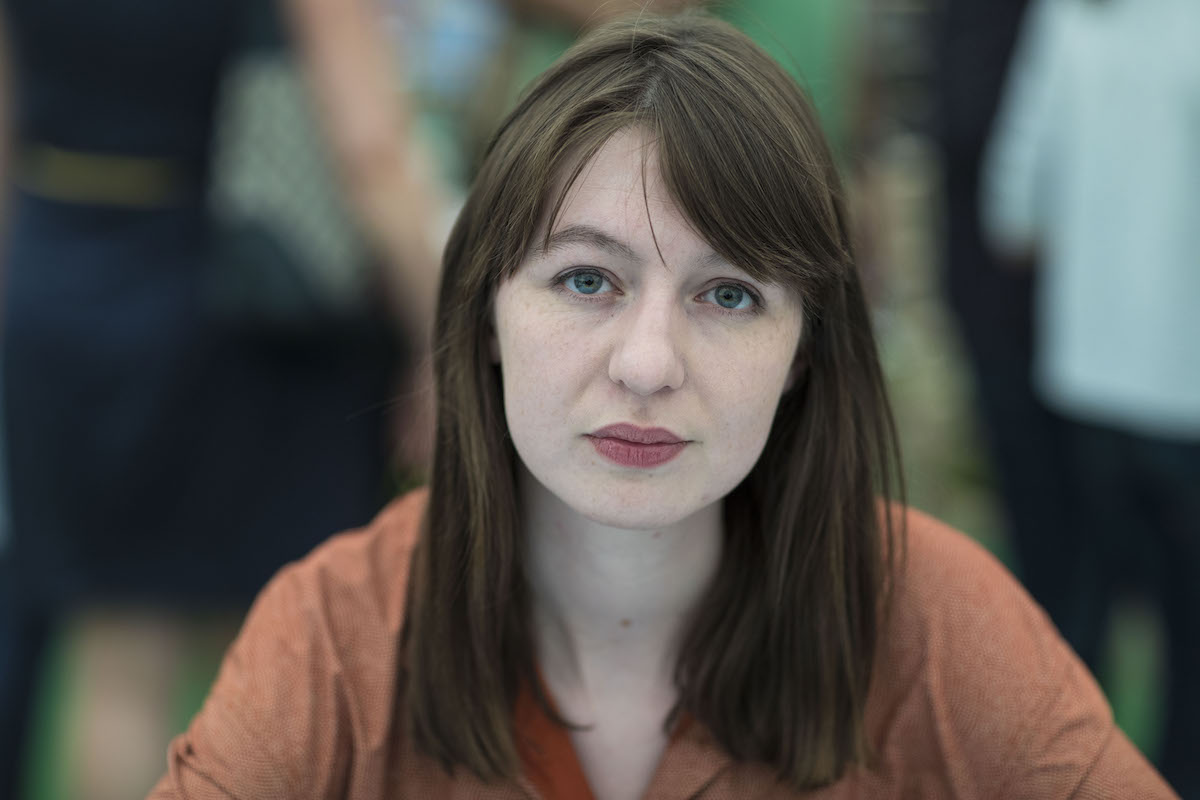 Sally Rooney interrompe la vendita dei suoi libri nel Regno Unito per il supporto a Palestine Action