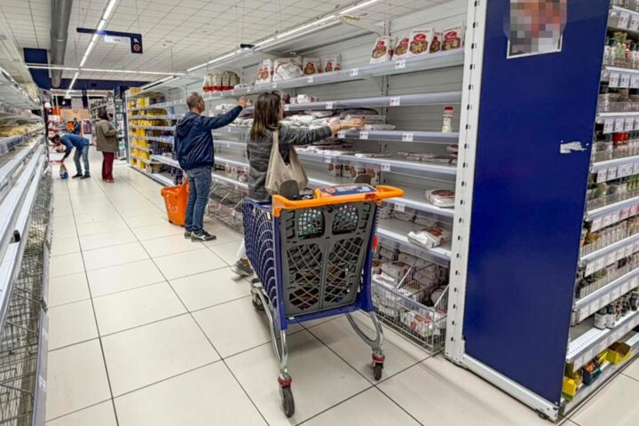 Scarsità di cibo in Italia: frutta, carne e acqua introvabili nei supermercati
