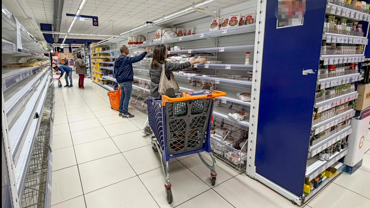 Scarsità di cibo in Italia: frutta, carne e acqua introvabili nei supermercati