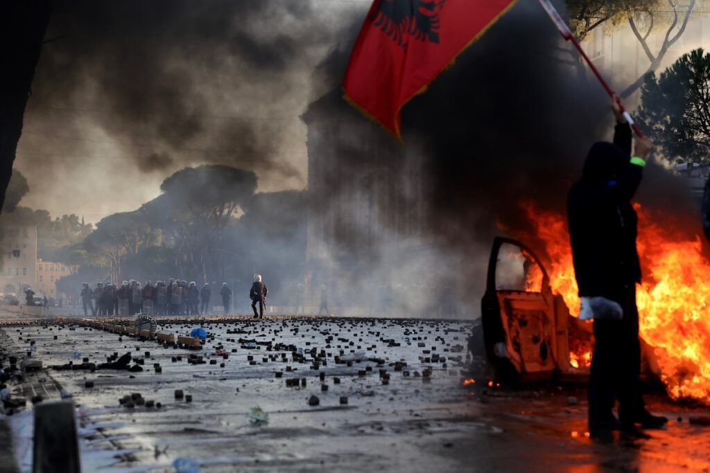 Scontri a Tirana tra manifestanti e polizia durante le proteste studentesche contro il governo
