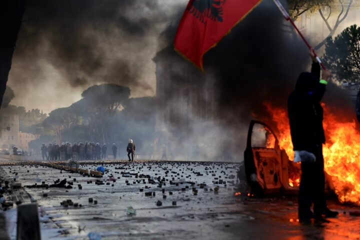 Scontri a Tirana tra manifestanti e polizia durante le proteste studentesche contro il governo