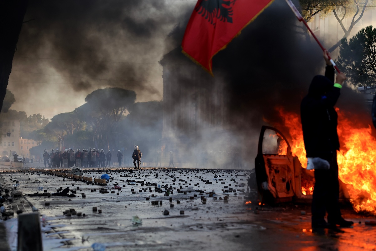 Scontri a Tirana tra manifestanti e polizia durante le proteste studentesche contro il governo