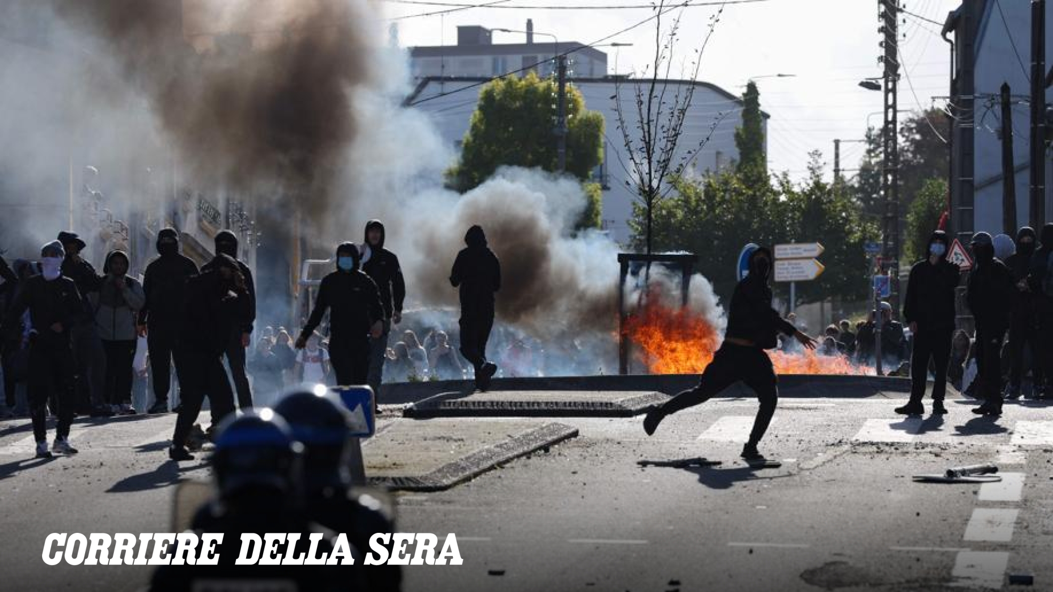 Scontri nelle scuole francesi: preside aggredito e cosparso di benzina a Marsiglia