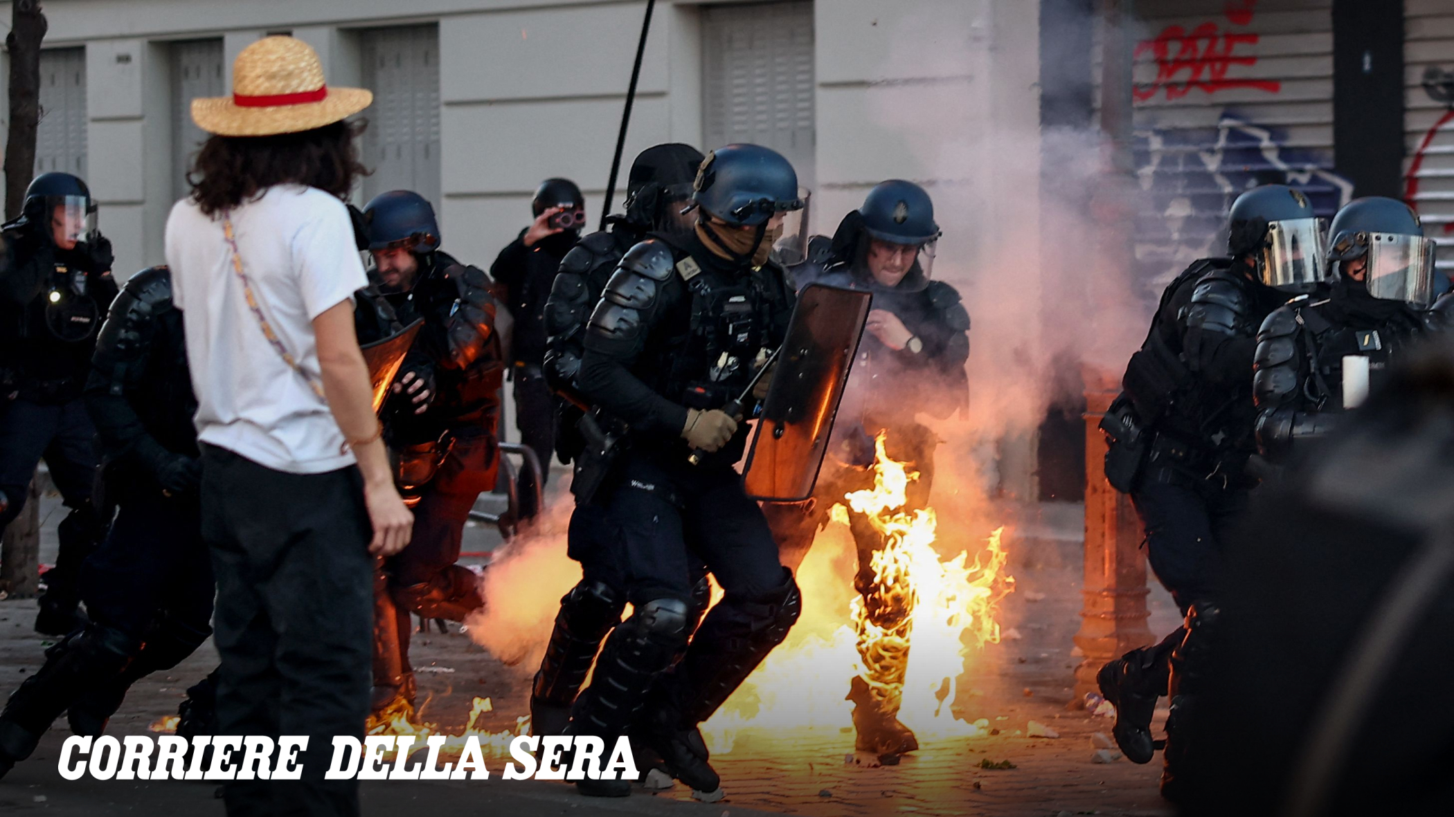 Scontri tra studenti e polizia in Francia: un agente gravemente ferito, saccheggi a Marsiglia