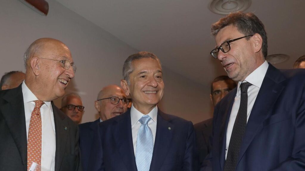Scontro tra banche e governo: Giorgetti chiede un ritorno alla cooperazione, Messina sollecita equilibrio