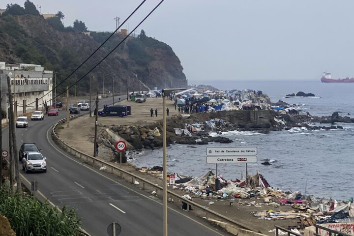 Sgombero dei migranti dalle spiagge di Ceuta: la situazione attuale e le scelte dei profughi