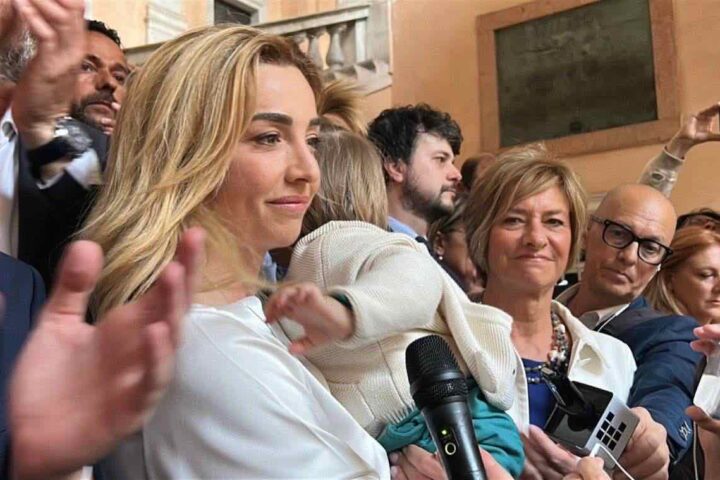 Silvia Salis racconta il suo percorso verso la maternità e la scelta del cognome per il figlio Eugenio