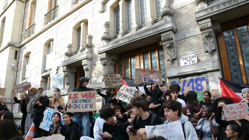 Studenti alla Sorbonne protestano contro i tagli ai fondi per l'istruzione e il caro vita