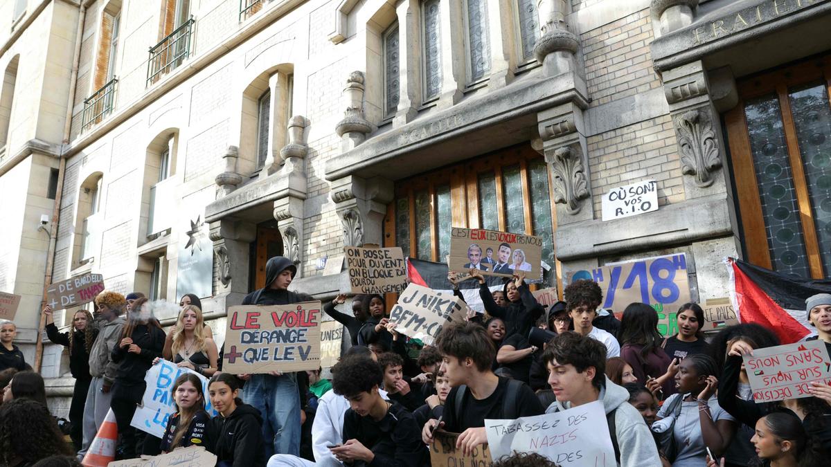 Studenti alla Sorbonne protestano contro i tagli ai fondi per l'istruzione e il caro vita