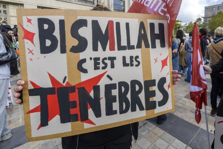 Studenti francesi usano lo slogan "Bismillah, c’est les ténèbres" durante le proteste contro la repressione della polizia