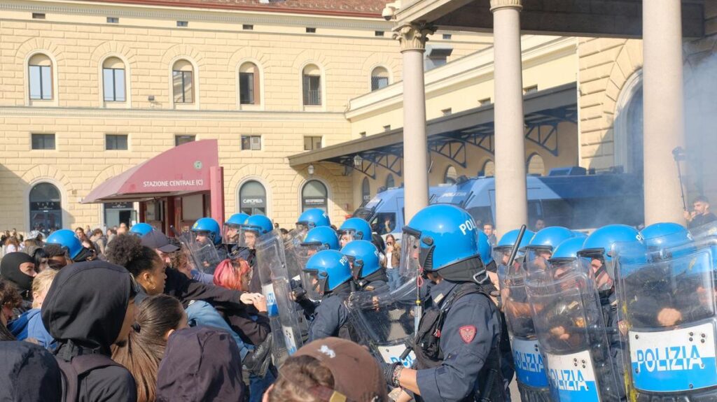 Studenti in protesta a Roma: assalto al ministero dell'Istruzione durante il 'No Meloni Day'