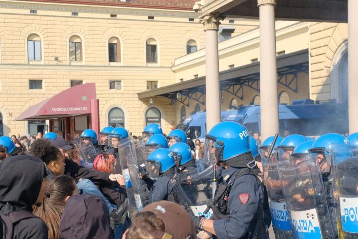 Studenti in protesta a Roma: assalto al ministero dell'Istruzione durante il 'No Meloni Day'