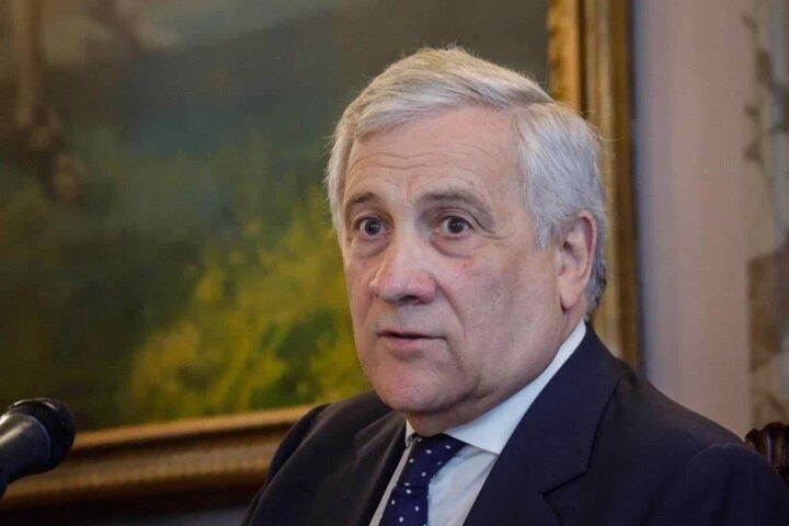 Tajani accusa un malore alla sagra del vino di Marino, trasferito al Gemelli per controlli