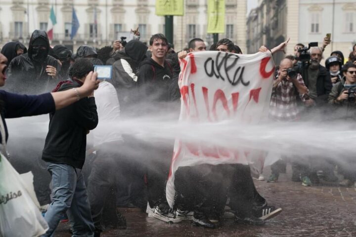 Torino, 16 ottobre 2026: corteo studentesco si trasforma in violenza, allerta per infiltrazioni nel movimento
