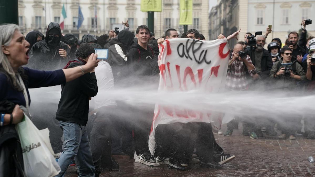 Torino, 16 ottobre 2026: corteo studentesco si trasforma in violenza, allerta per infiltrazioni nel movimento