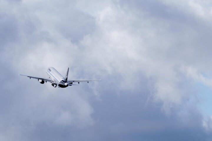 Traffico aereo in tilt in Italia: cancellazioni e ritardi per problemi alla rete dati