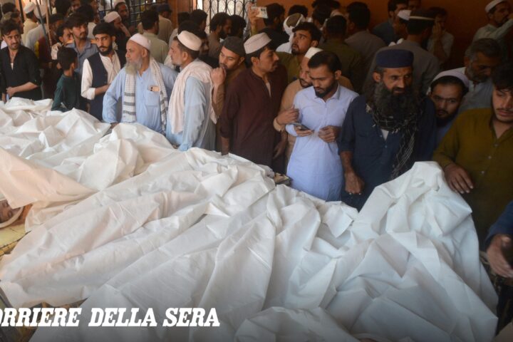 Tragedia in Pakistan: 33 bambini e 2 insegnanti morti nel crollo di una scuola a Peshawar