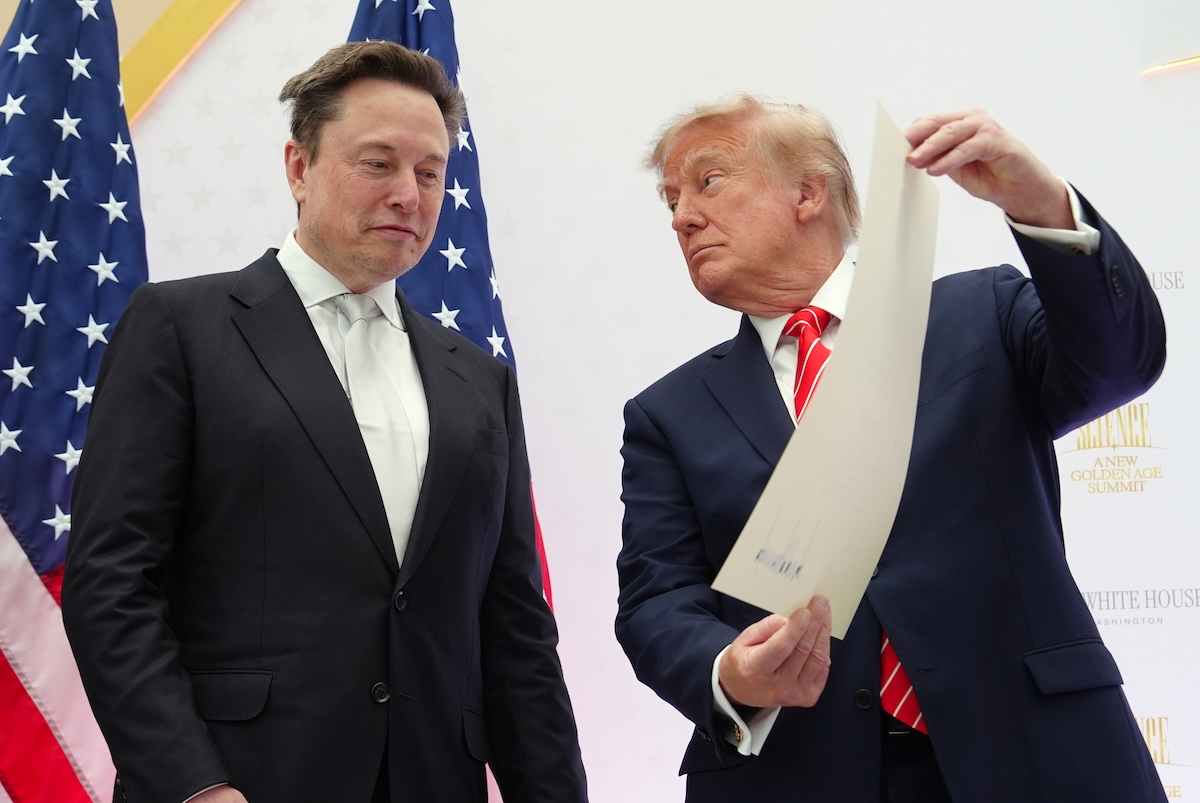 Trump chiede a Musk di rimuovere i limiti a Starlink per l'Ucraina