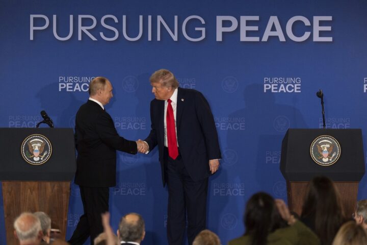 Trump intensifica le tensioni sull'Ucraina con richieste alla Russia e attacchi a Zelensky