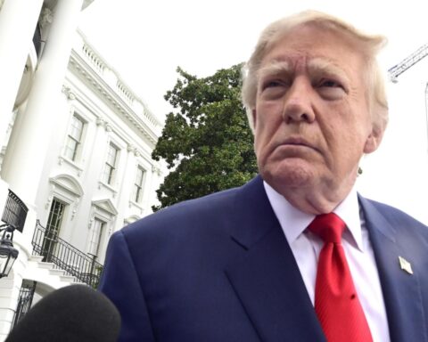 Trump invita Zelensky a lasciare: "Serve un nuovo leader per l'Ucraina"