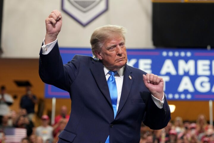 Trump promette sussidi di 90 dollari a 20 milioni di senior per Medicare prima delle elezioni