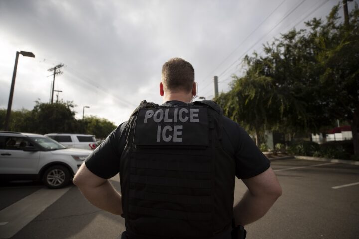 Un agente dell’ICE spara a un uomo a New York durante arresto con un bambino presente