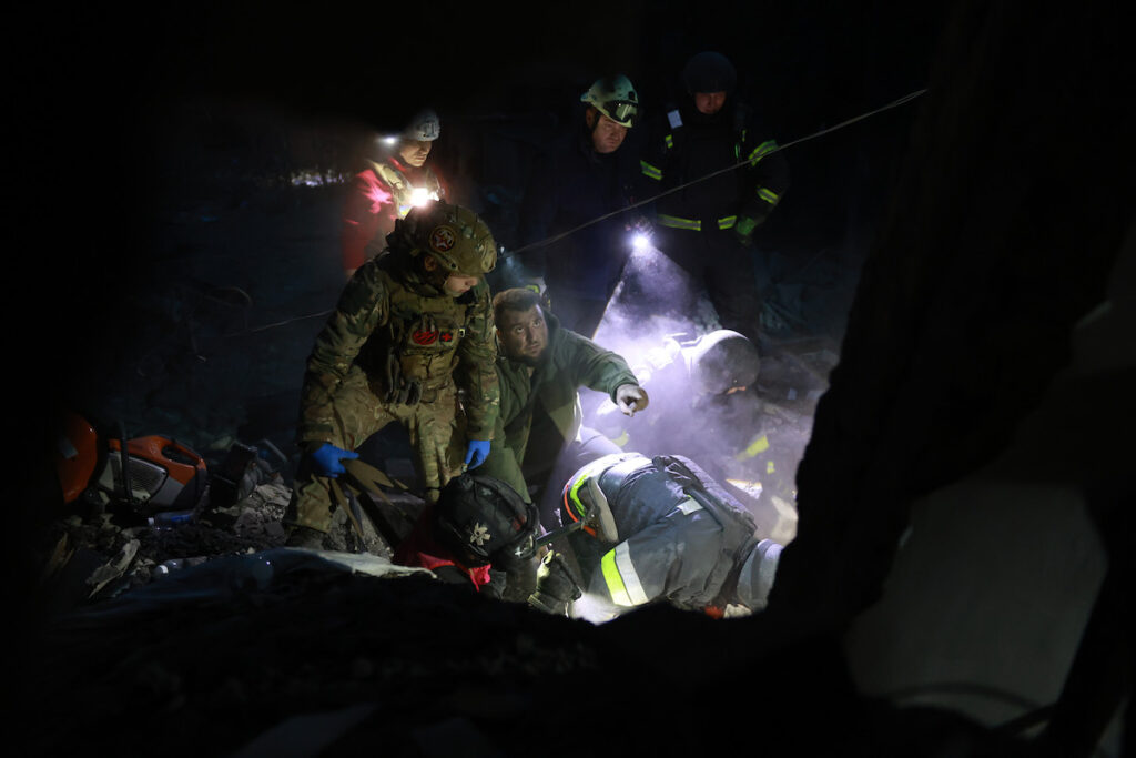 Un bombardamento russo colpisce Zaporizhzhia, almeno 15 morti tra cui tre minori