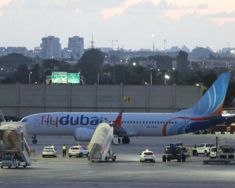 Un copilota di Flydubai ferisce il pilota con un’ascia d’emergenza durante il volo da Dubai a Tel Aviv