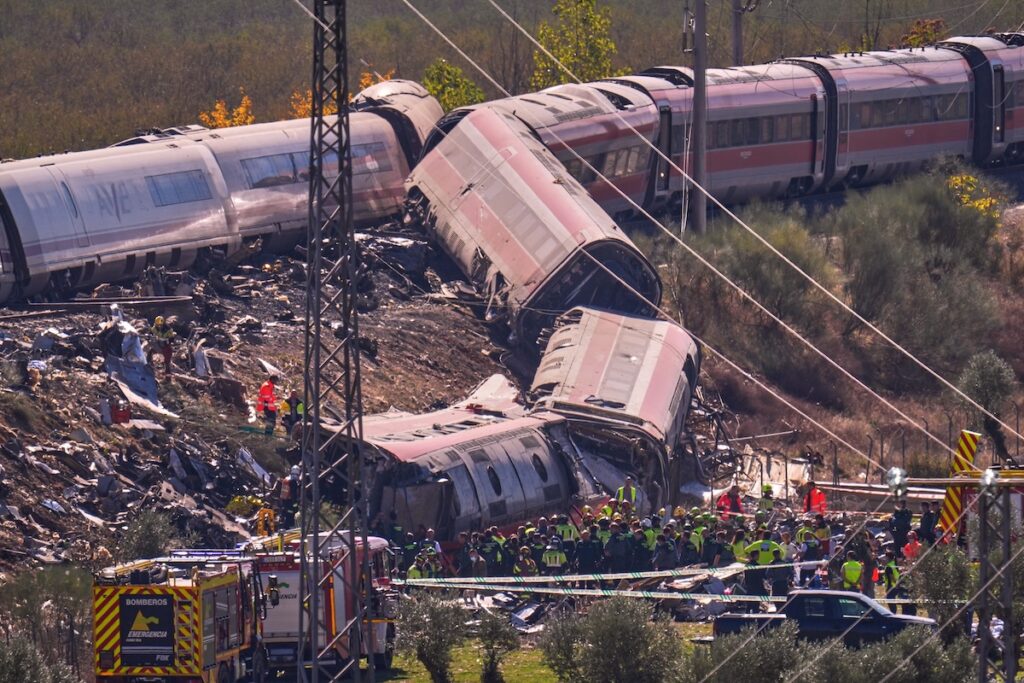 Un errore umano causa un grave incidente ferroviario in Spagna, 68 morti a Toledo