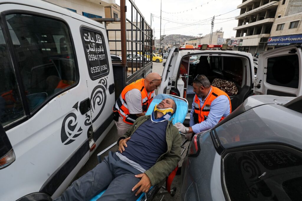 Un fotografo dell'AFP aggredito da coloni israeliani in Cisgiordania durante documentazione di violenze contro agricoltori palestinesi