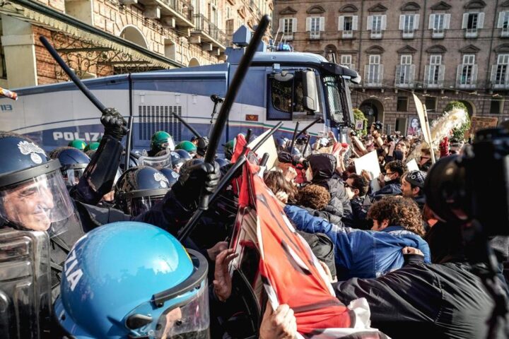Un milione di manifestanti in settanta città italiane per lo sciopero generale contro il carovita