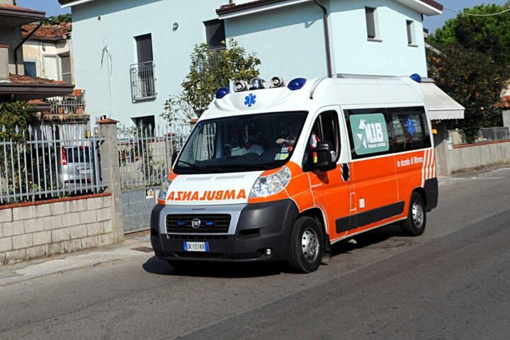 Un padre si lancia per salvare il figlio di 4 anni da una caduta a Pordenone