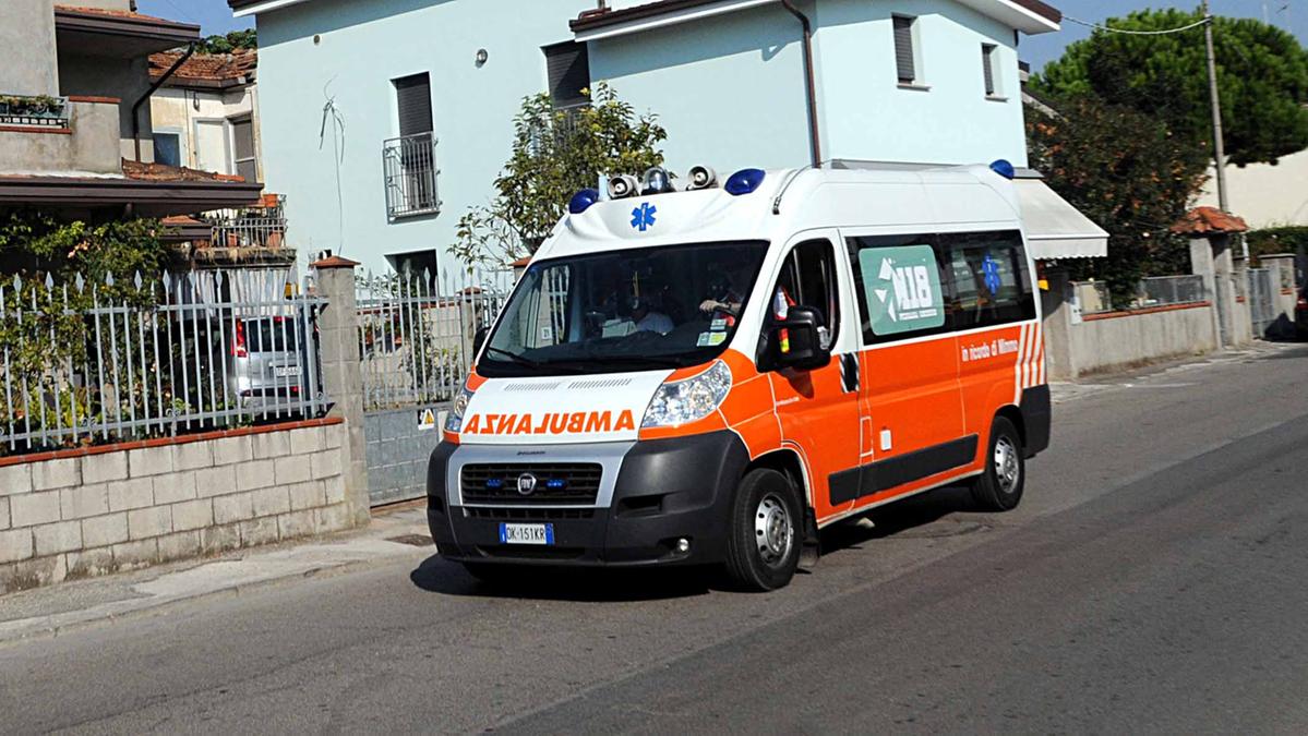 Un padre si lancia per salvare il figlio di 4 anni da una caduta a Pordenone