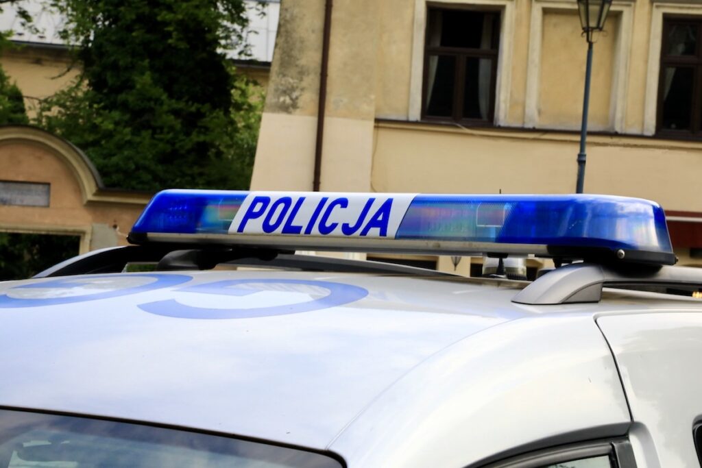 Un ragazzo di 15 anni accoltella e uccide un bidello in una scuola a Leszczydół-Nowiny