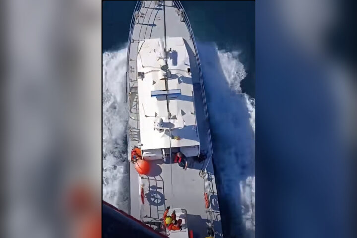 Una nave mercantile affonda nel mar Nero, due morti: attacco russo secondo l'Ucraina
