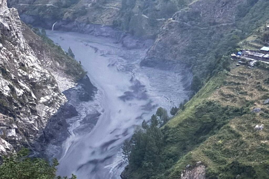 Una nuova esondazione in Nepal causa danni a case e infrastrutture, cinque dispersi