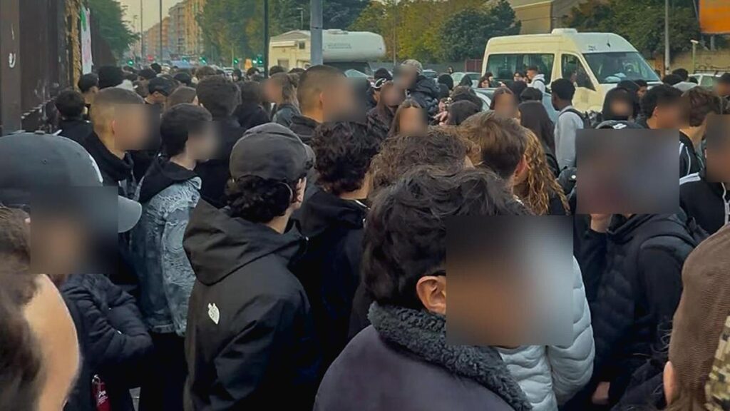 Vandali attaccano scuole a Torino, si teme un effetto contagio dopo le proteste in Francia
