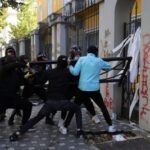 Violente proteste studentesche in Albania contro il governo, attaccate sedi di ministeri a Tirana