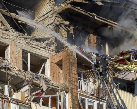 Zelensky accusa la Russia di attacchi alle infrastrutture energetiche ucraine dopo l'annuncio di Trump sul cessate il fuoco